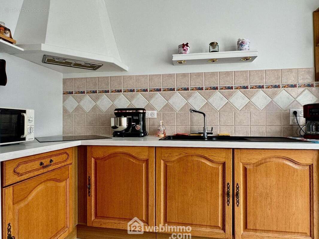 La cuisine aménagée et semi-équipée de 10 m2, - Maison à BUXEROLLES