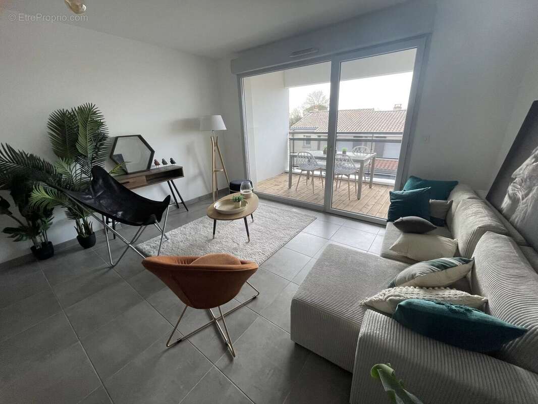 Appartement à PINS-JUSTARET