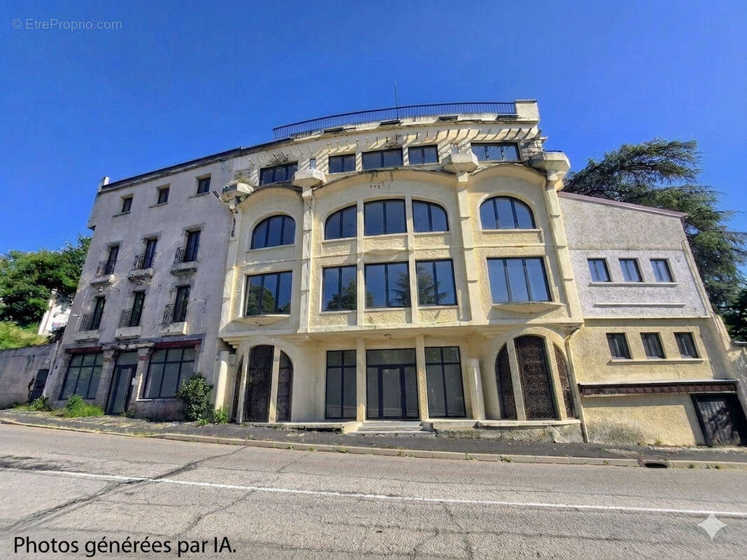 Bâtiment avec nombreux parkings sur terrain clos de 12000m² - photo 4