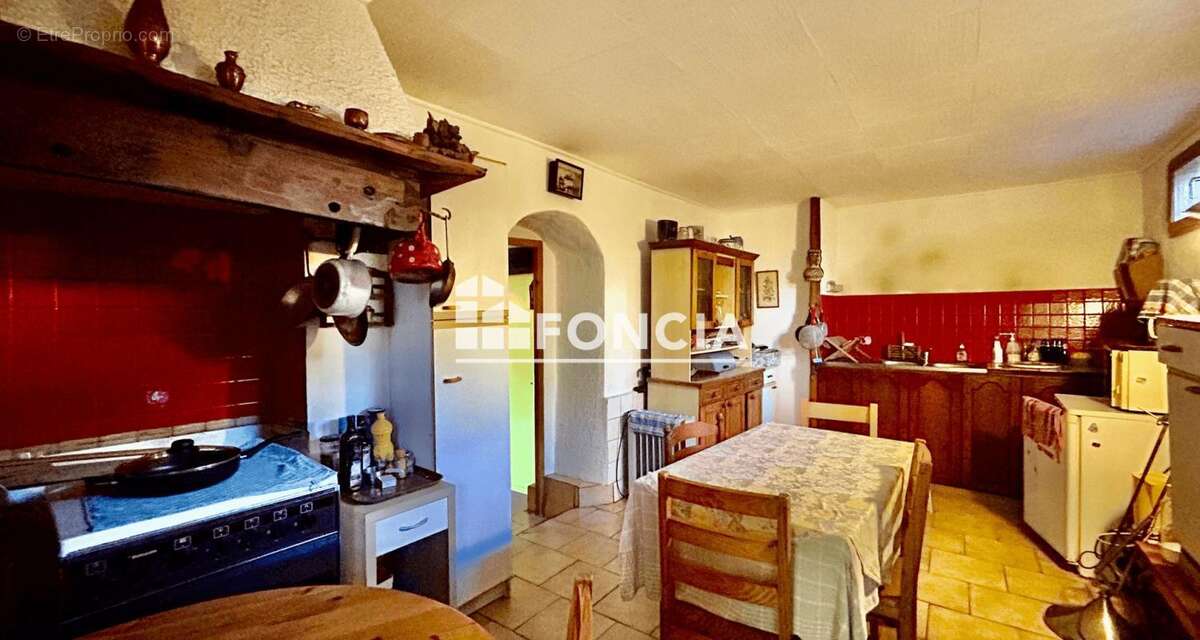 Maison à LES CHAPELLES