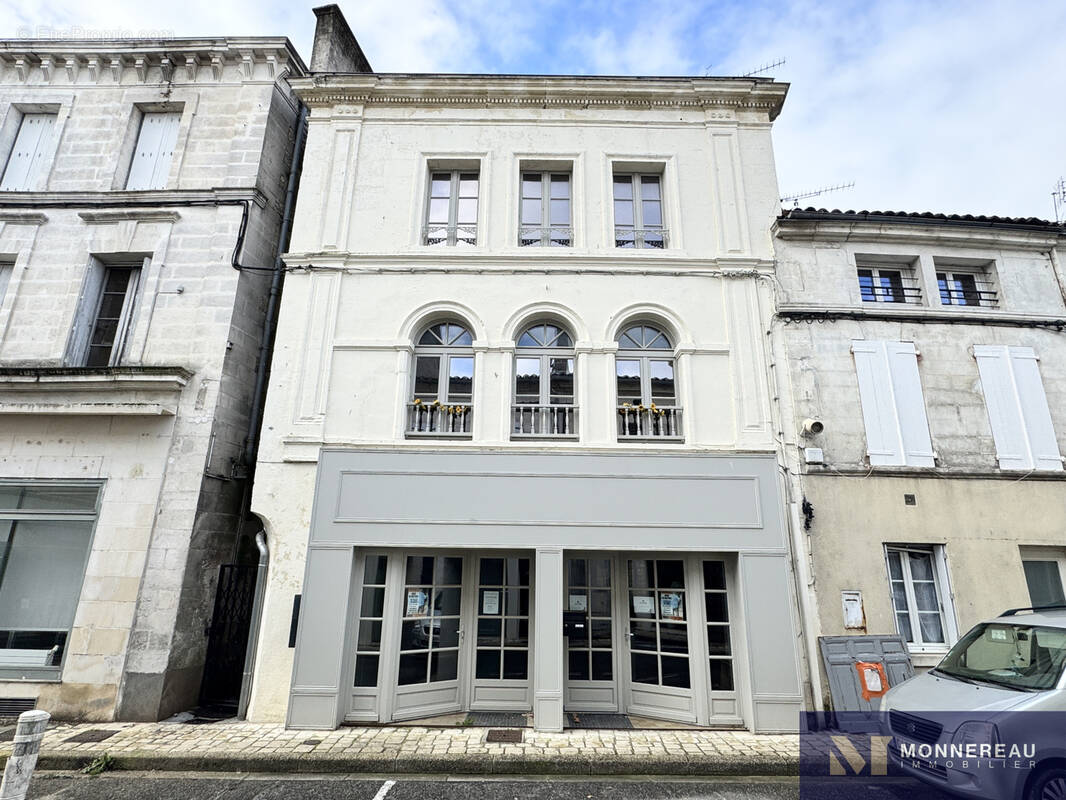 Appartement à BARBEZIEUX-SAINT-HILAIRE