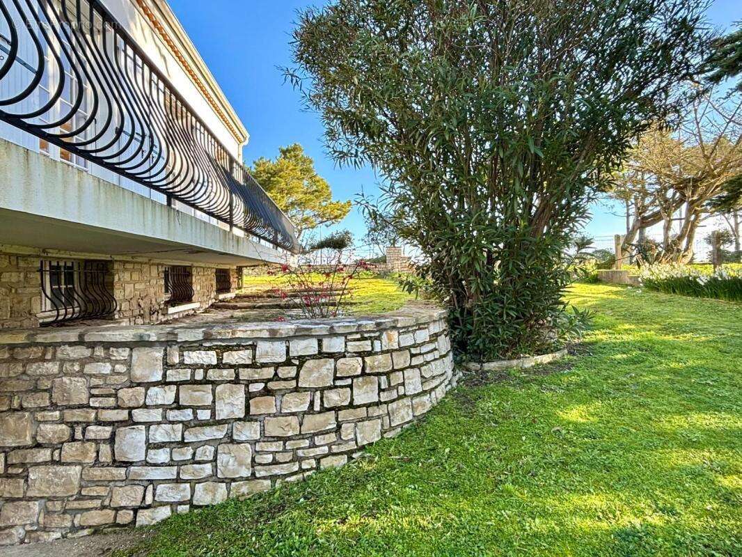 À vendre – Belle maison familiale avec vue mer, dépendance et jardin – La Brée-les-Bains, plage à pied - photo 30