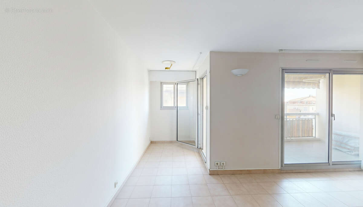 Appartement à SAINT-LAURENT-DU-VAR