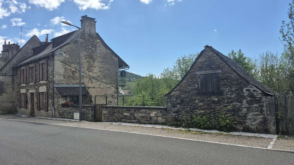 CASTELNAU DE MANDAILLES, maison de Type 3/4 en pierre avec jardin - photo 3