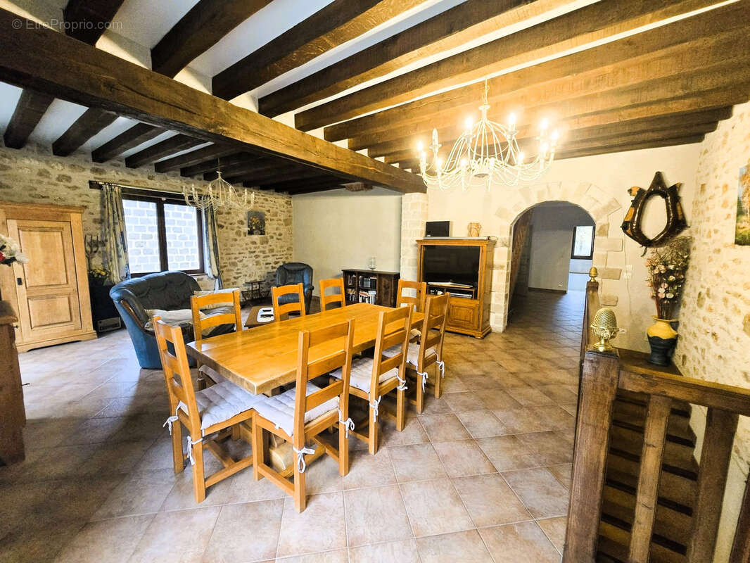 Maison familiale de 178 m2 - Sous-sol total - 3 garages - Terrain clos 880m2 - photo 6