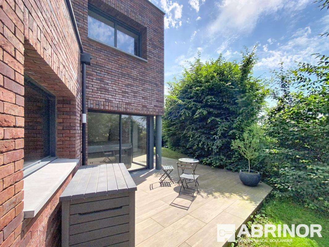 Maison d'architecte bâtie sur 1721 m² - photo 7