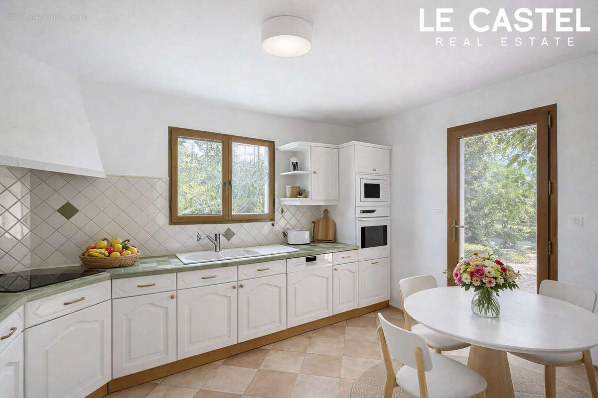 Maison à CEYRESTE