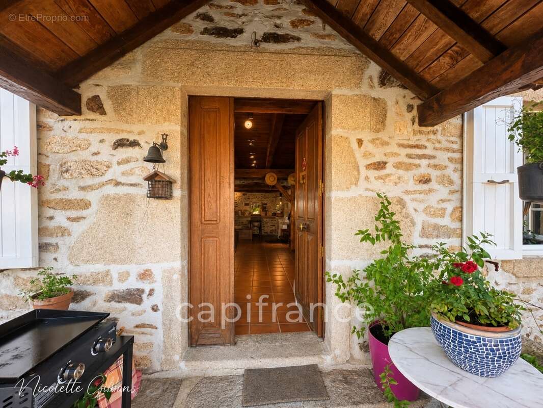 Jolie maison en pierres avec petites dépendances - photo 2