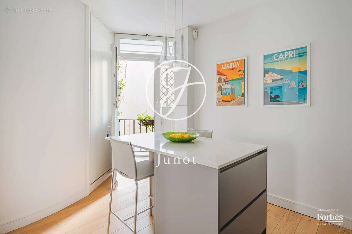 Appartement à PARIS-16E