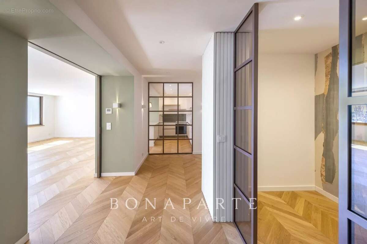 Magnifique cachet pour cet appartement T3 de 107m² situé en plein centre-ville à moins de 50m de la mer - photo 3