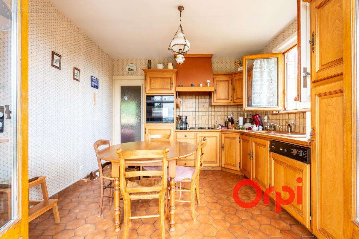 Maison familiale de 150 m² avec appartement indépendant, sous-sol complet et terrain de 999 m² - photo 7