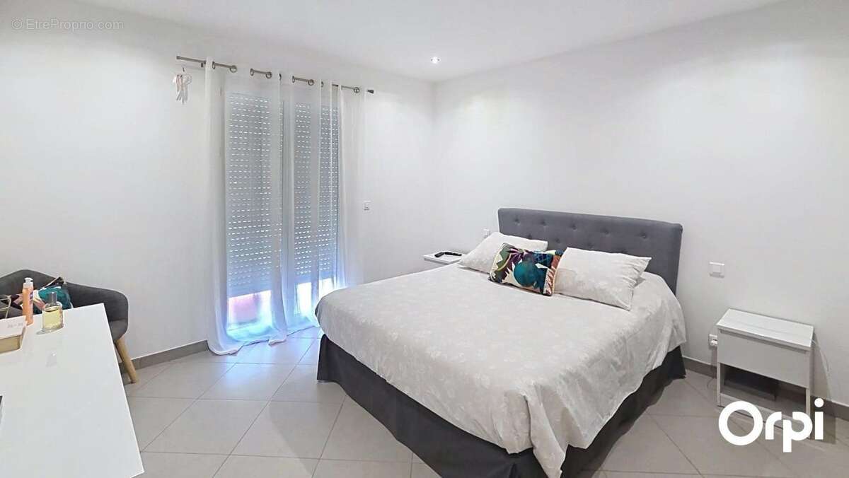 A vendre - Villa contemporaine avec piscine et appartement indépendant - photo 9