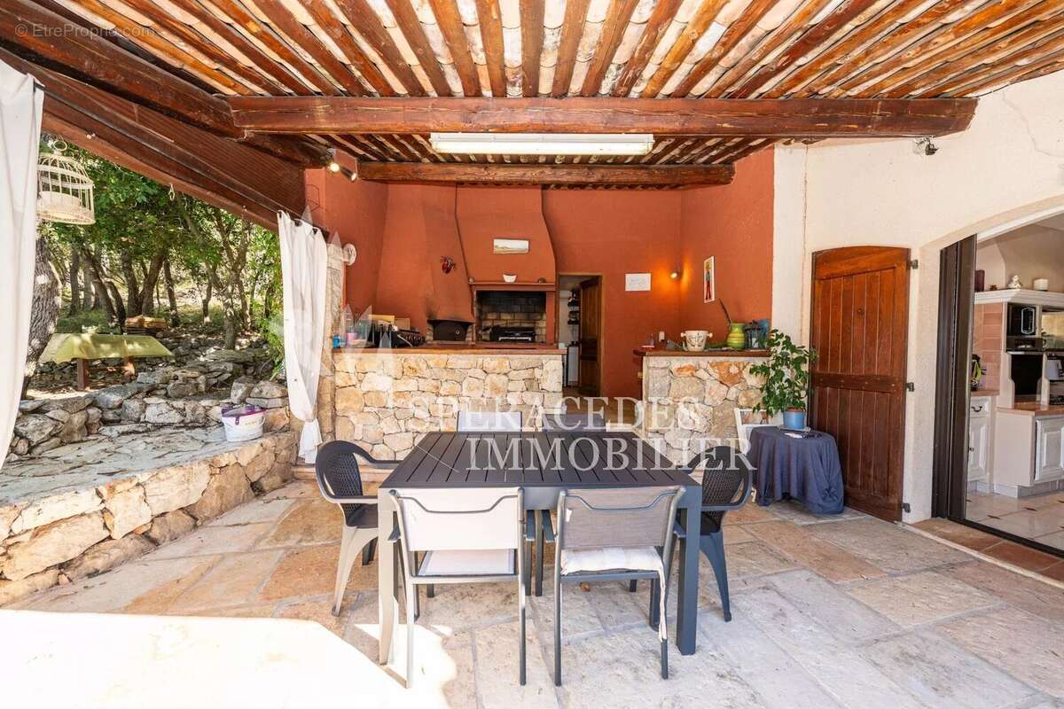 Maison à SAINT-CEZAIRE-SUR-SIAGNE