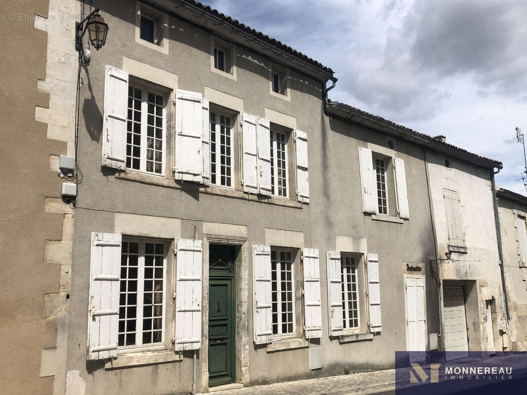 Maison à BARBEZIEUX-SAINT-HILAIRE