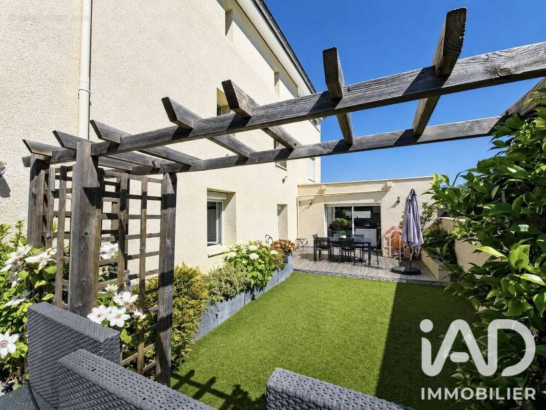 Photo 1 - Maison à LE CHAMBON-FEUGEROLLES