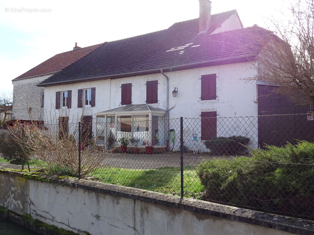 Maison à MONTIGNY-SUR-AUBE