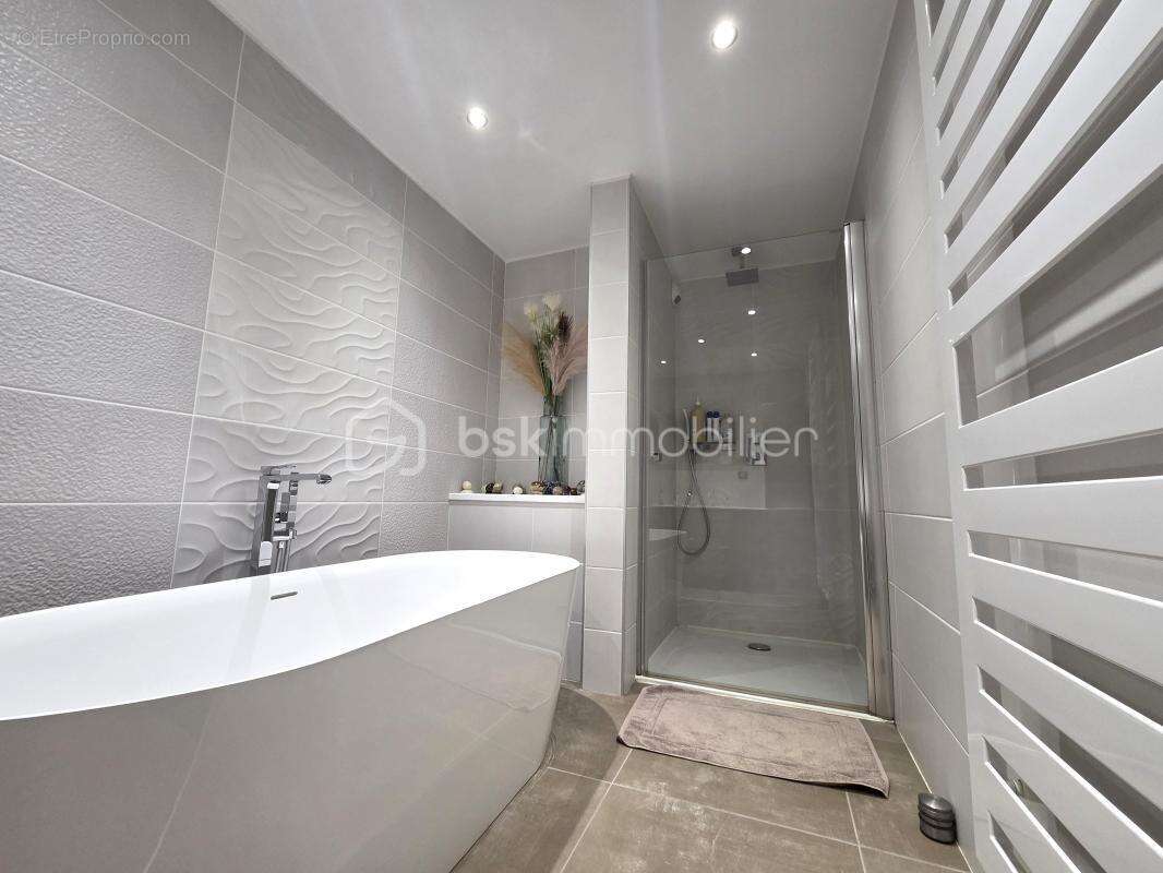 T4 115 m² avec Terrasse et Garage Centre ville Voiron - photo 8