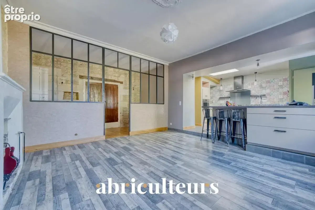 Maison de caractère - 242 m² - Saintes - photo 1