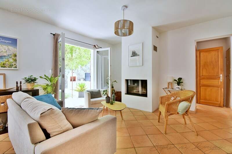 Maison à vendre 7 pièces SAINT MARC JAUMEGARDE (13), de 140 m² sur plus de 1 400 m², 4 chambres, au calme - photo 7