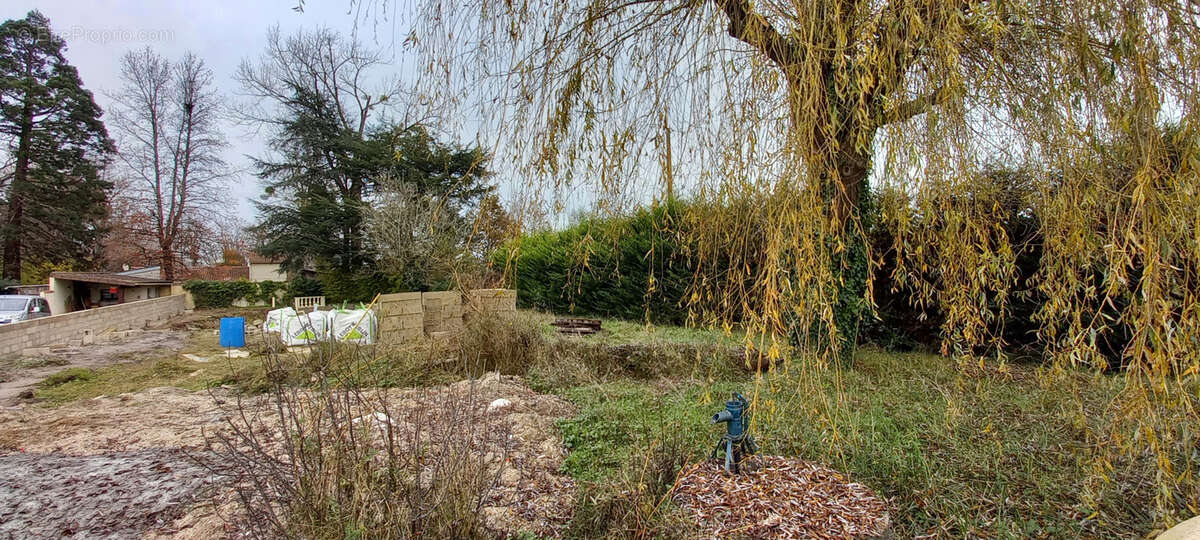 Terrain à AMBARES-ET-LAGRAVE