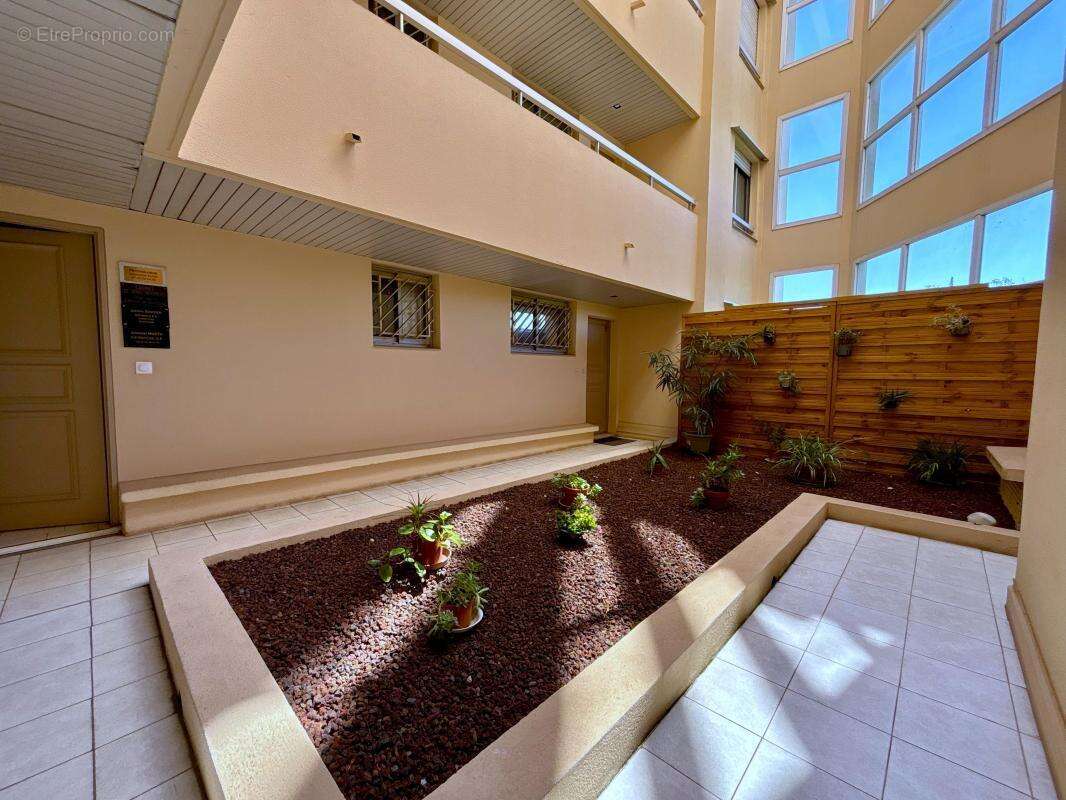 Appartement à SAINT-LAURENT-DU-VAR