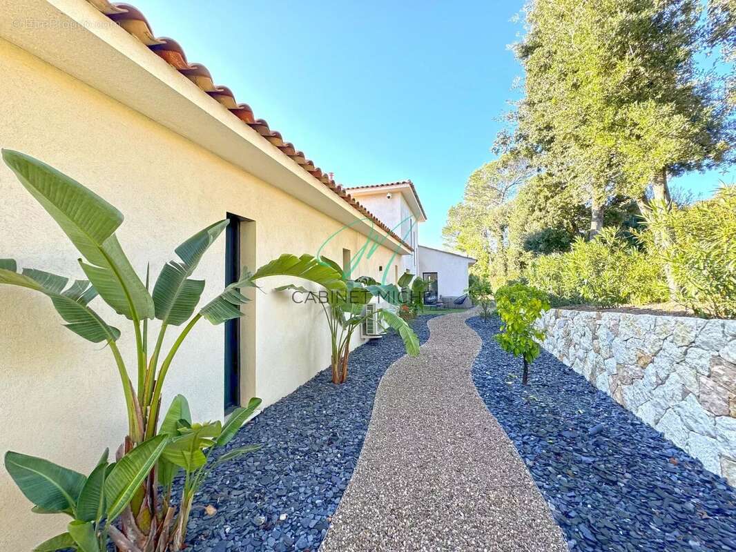 Maison à ROQUEFORT-LES-PINS