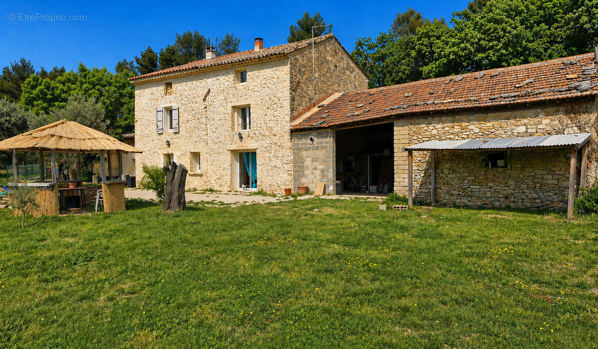 Maison à LA ROQUE-SUR-PERNES