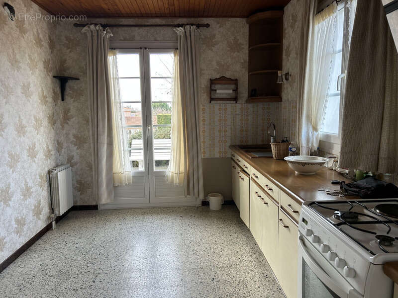 Maison à LES MARTRES-D'ARTIERE
