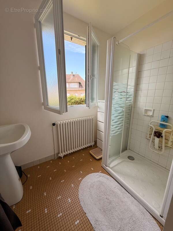 EN EXCLUSIVITE ! Pavillon de 95m² surélevé sur sous sol, rénové, sur terrain de 562m² 117 500 € - photo 9