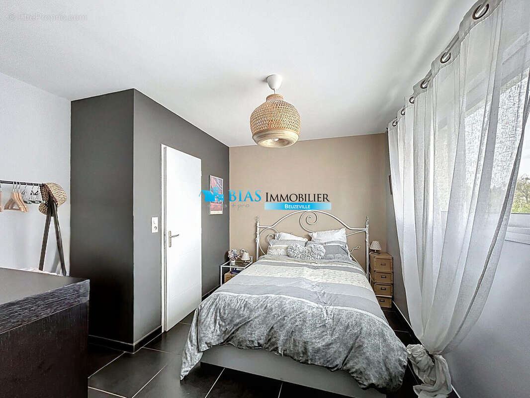 chambre 1 avec salle de douches rdc - Maison à BEUZEVILLE