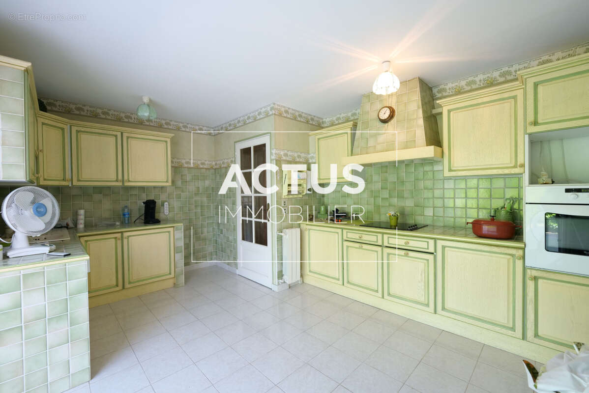 Maison 179 m² à Salon-De-Provence  - photo 4