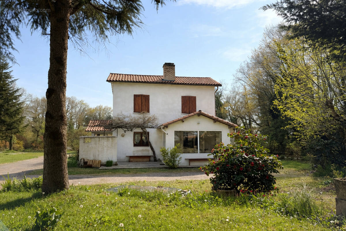 Maison à LA ROCHE-CHALAIS