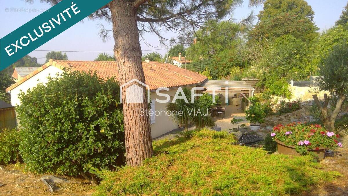 Photo 1 - Maison à LE PUY-NOTRE-DAME