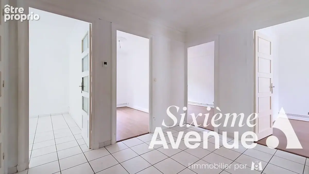 Givors centre  Grand T4 lumineux avec balcon, vue dégagée et cave de 28 m² - photo 6