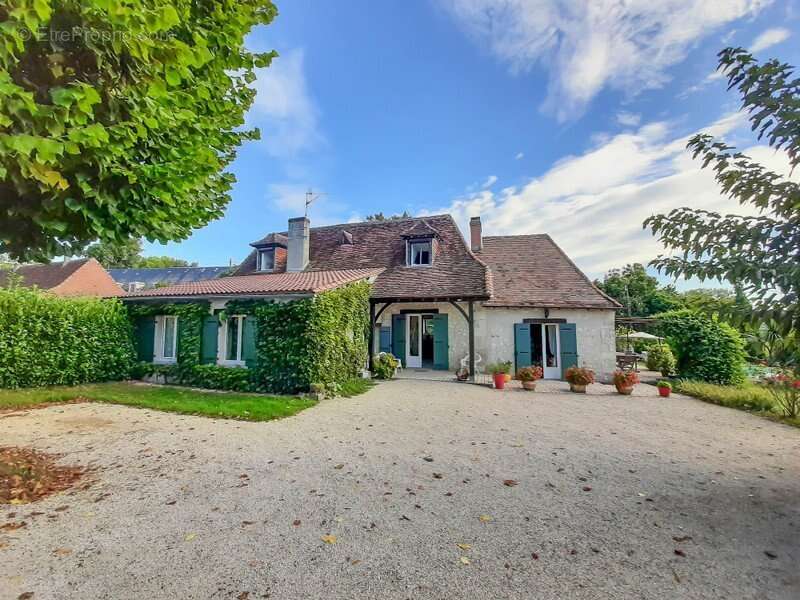 Maison de charme du 19 ème siècle entièrement restaurée  avec jardin et piscine. - photo 16