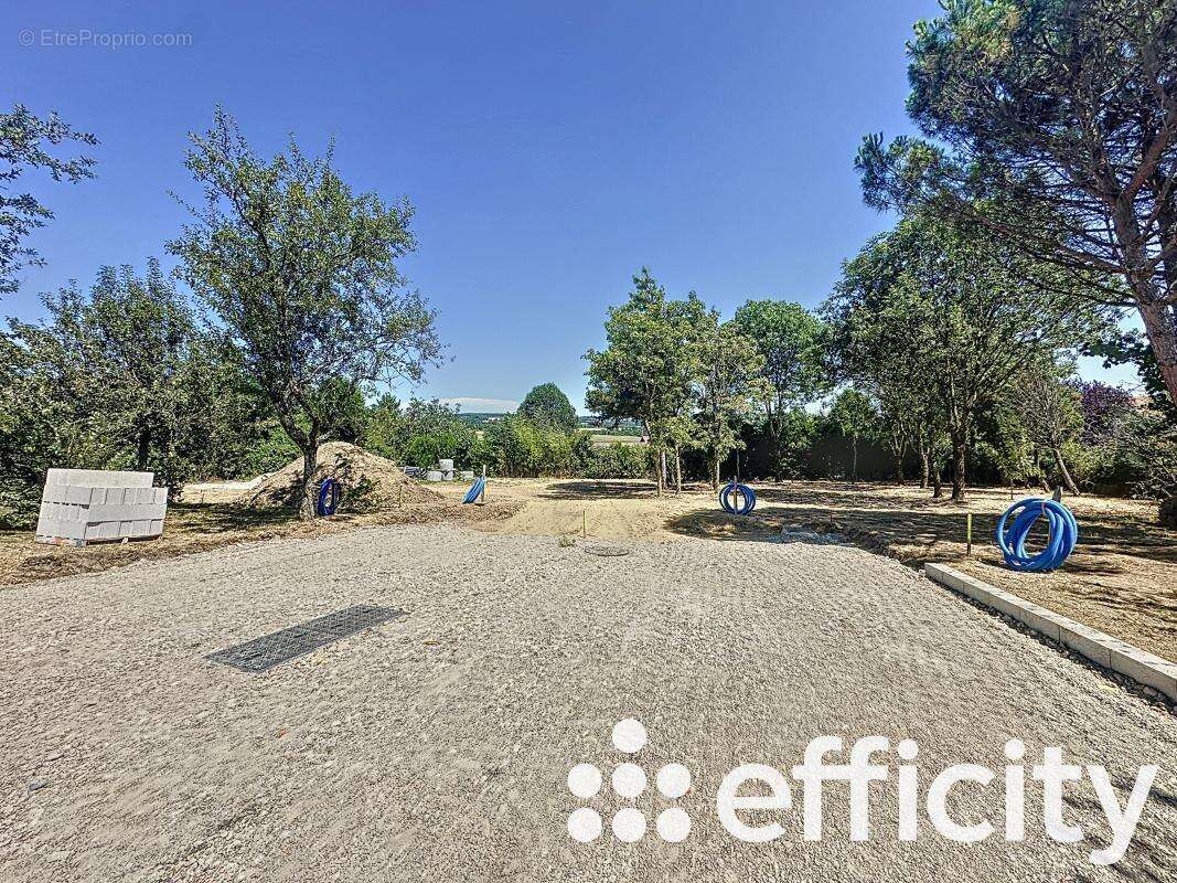 Terrain à LES HAIES