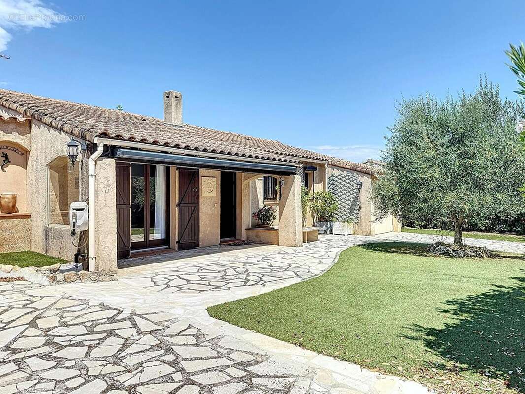 Photo 3 - Maison à ROQUEBRUNE-SUR-ARGENS