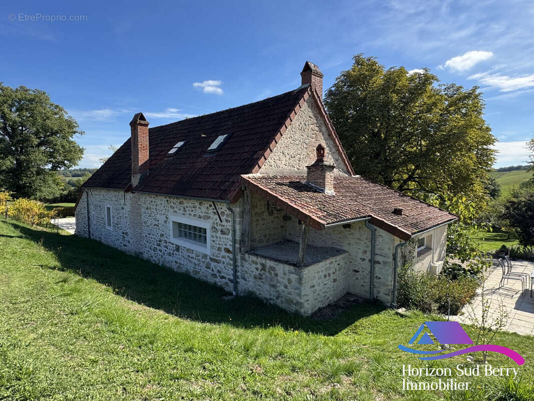 Maison, avec terrasse de chaque côté - Maison à VICQ-EXEMPLET