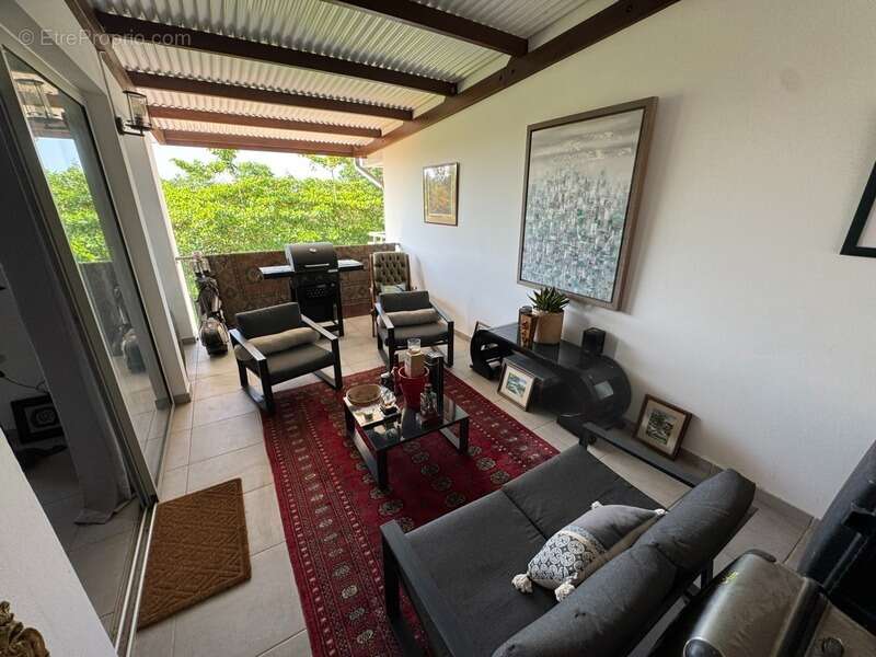 Coup de coeur pour ce splendide T2 de 81 M2 dont 52m2 habitable, à CAYENNE vue océan - photo 3