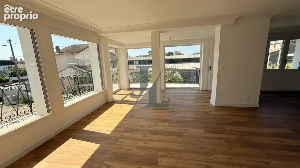 EXCLUSIVITÉ   Appartement de 98 m2 entièrement rénové avec terrasse, cave et stationnements - photo 8