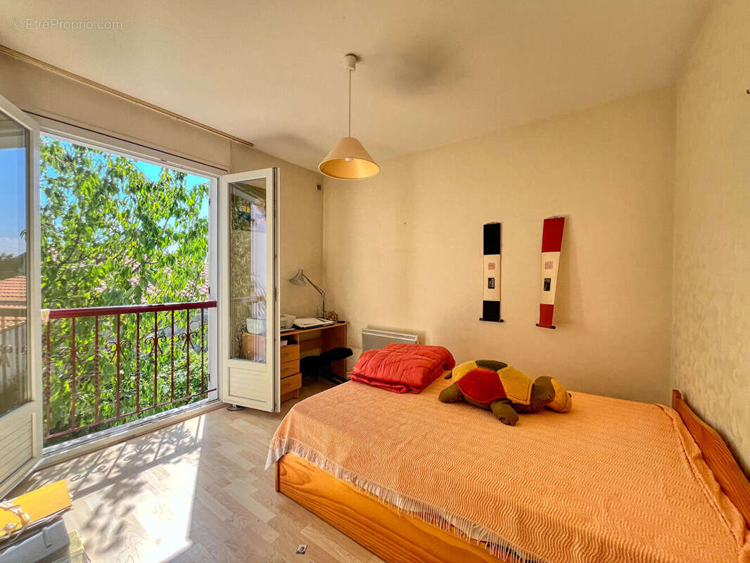 ROYAN - À seulement 800 m du marché, spacieuse maison familiale de 171 m² - photo 9
