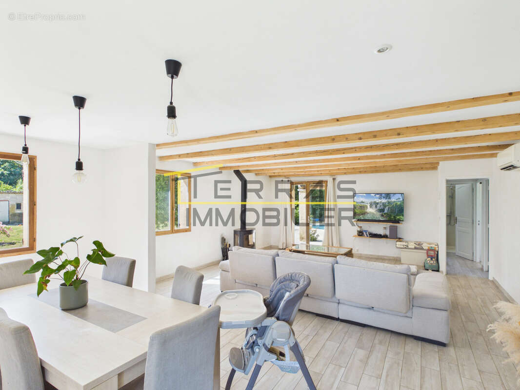 Villa de plain-pied agrémentée de sa piscine et de son cadre préservé au coeur de l'Enclave des papes! - photo 5