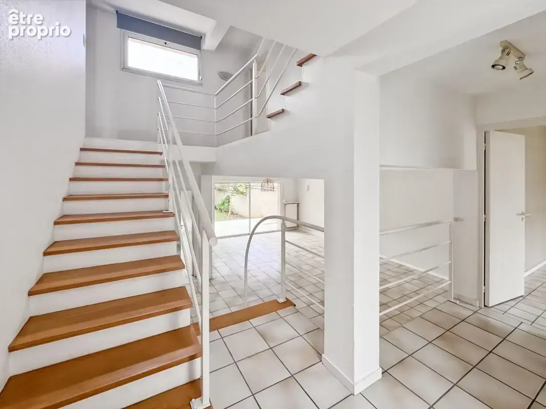 Clos chassaing /magnifique maison de ville / 5 chambres/ 3 sdb / jardin plat + terrasses/ garage et grand stationnement - photo 3