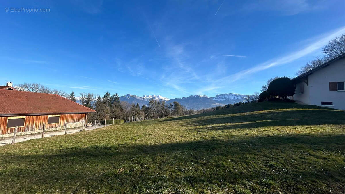 Terrain à PERS-JUSSY