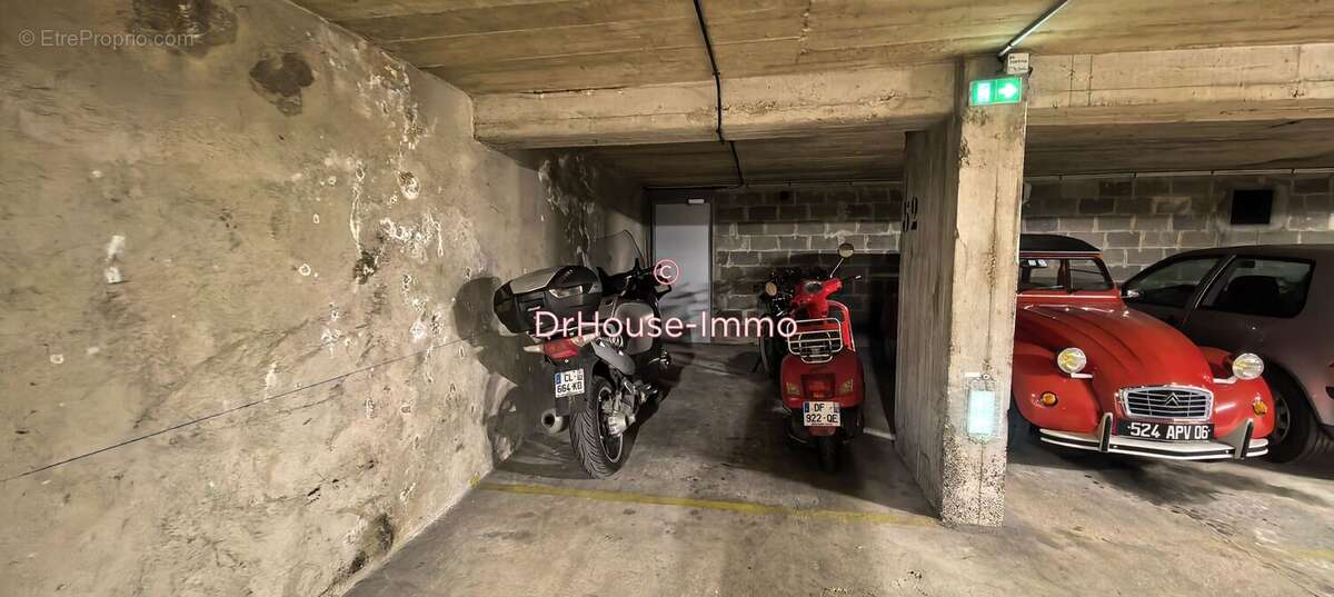 Parking à PARIS-16E