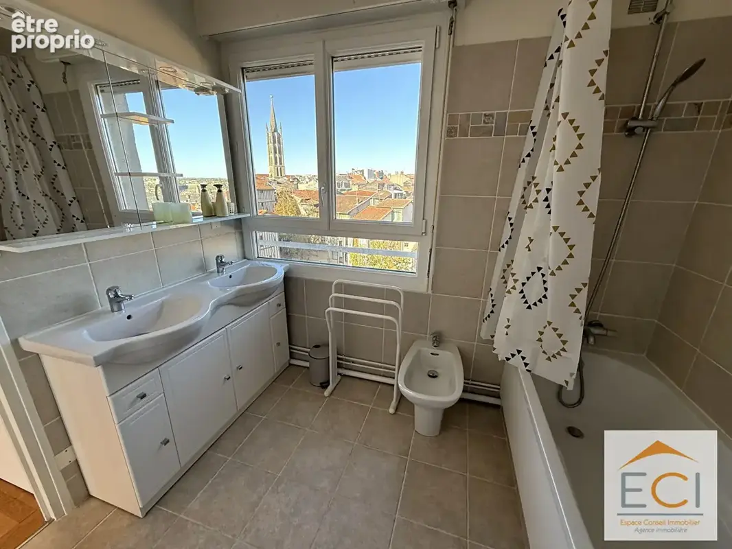 A VENDRE - Appartement duplex 3 chambres - Quartier Mairie - photo 13