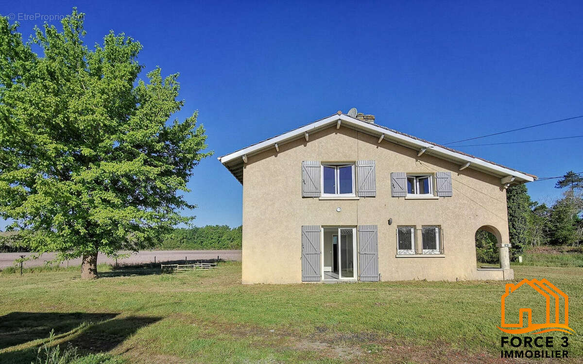 Maison 139 m² à Saint-Julien-En-Born  - photo 2