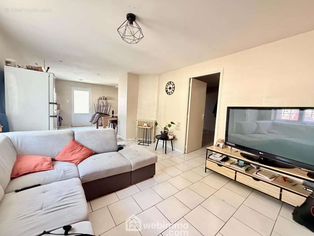 L'entrée de l'appartement s'ouvre directement sur un agréable salon, créant une atmosphère chaleureuse dès votre arrivée - Appartement à MORCOURT