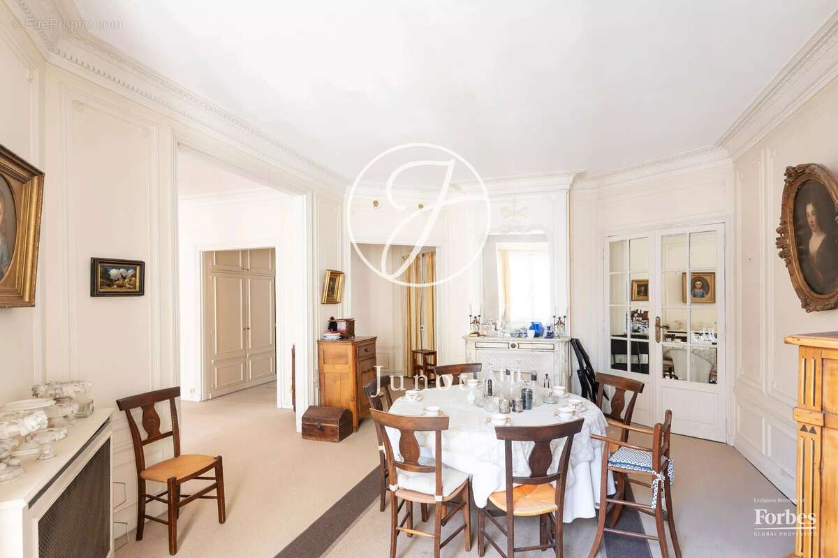 Appartement à PARIS-16E