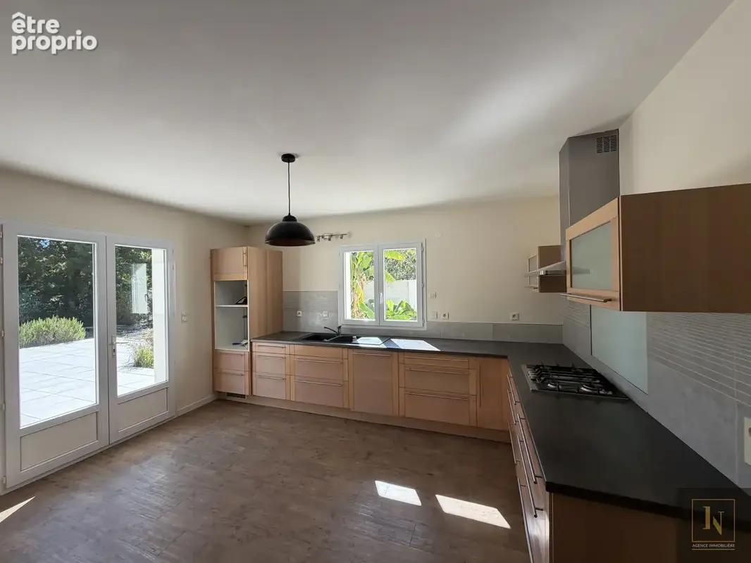 PORNIC, au calme et sur terrain de 2000 m2, maison non mitoyenne de 220 m2 avec vie de plain pied - photo 5